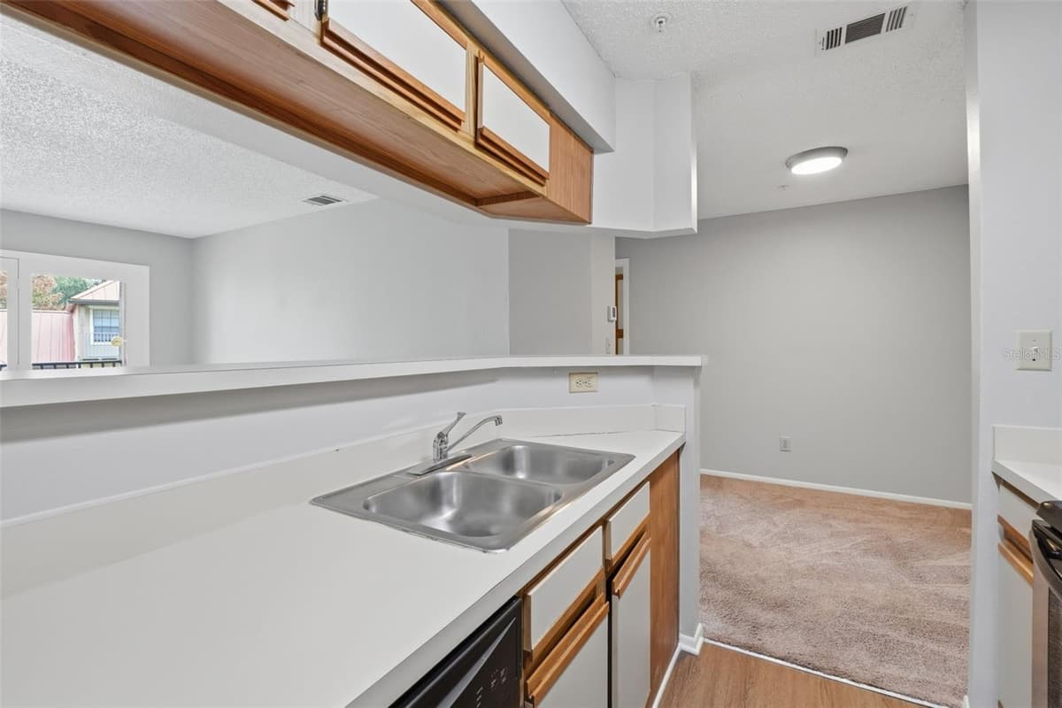249 AFTON SQUARE — photo 14 of 34