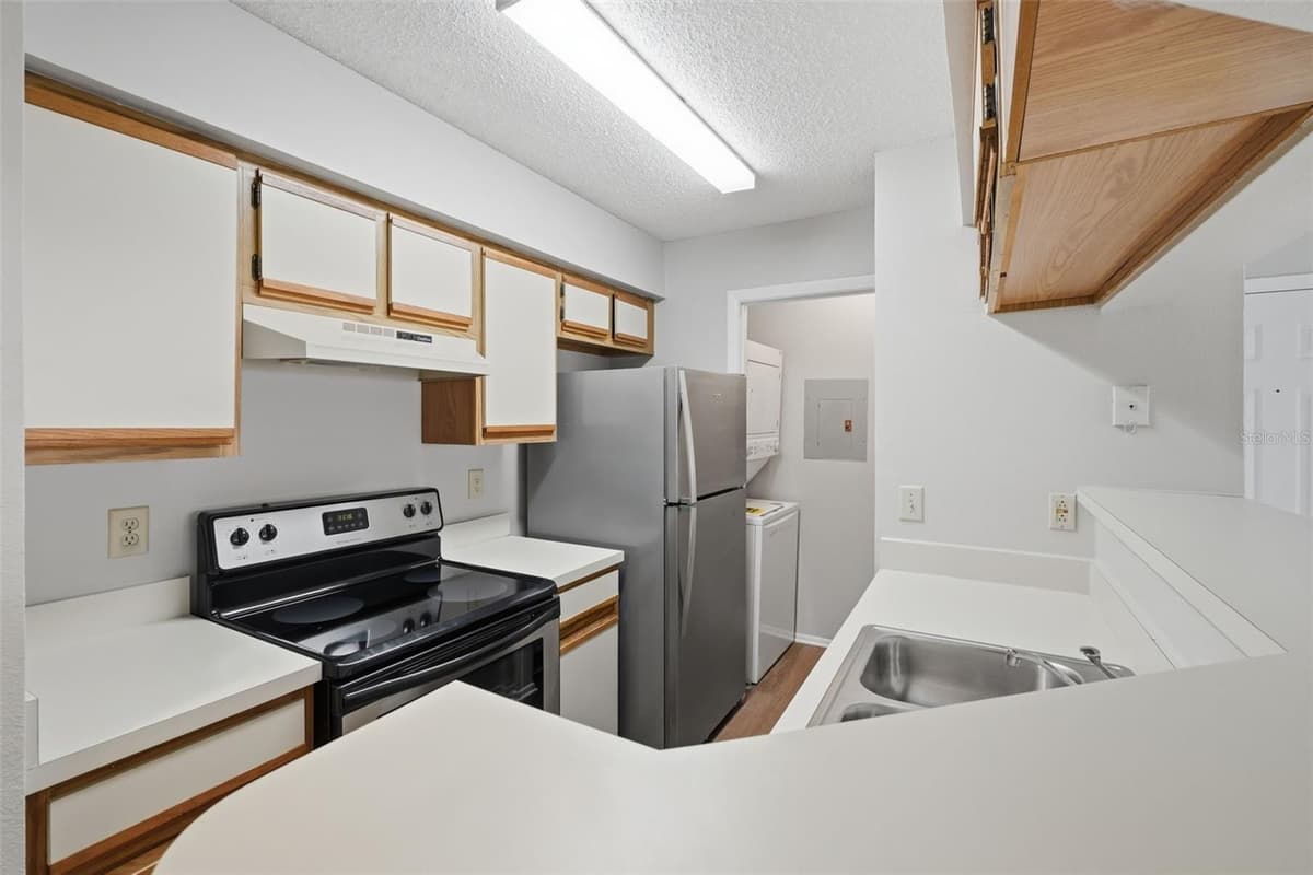 249 AFTON SQUARE — photo 15 of 34