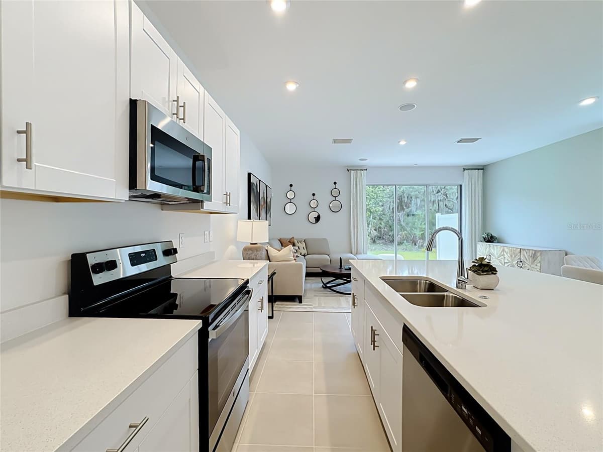8429 LUNAR SKYE ST — photo 10 of 39