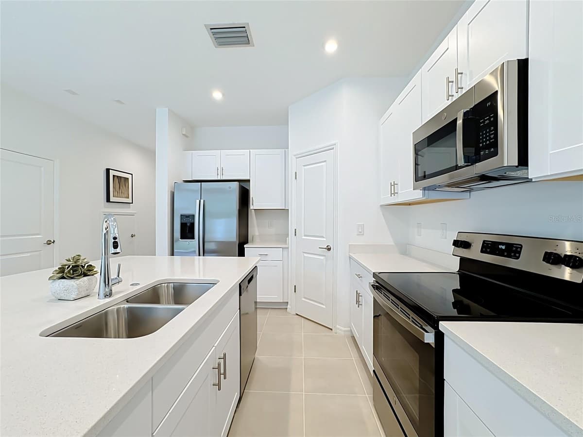 8429 LUNAR SKYE ST — photo 12 of 39