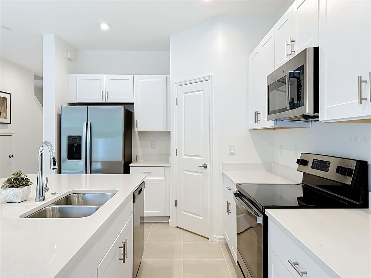 8429 LUNAR SKYE ST — photo 11 of 39
