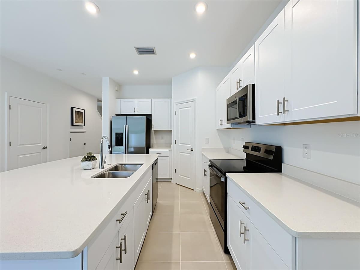 8429 LUNAR SKYE ST — photo 9 of 39