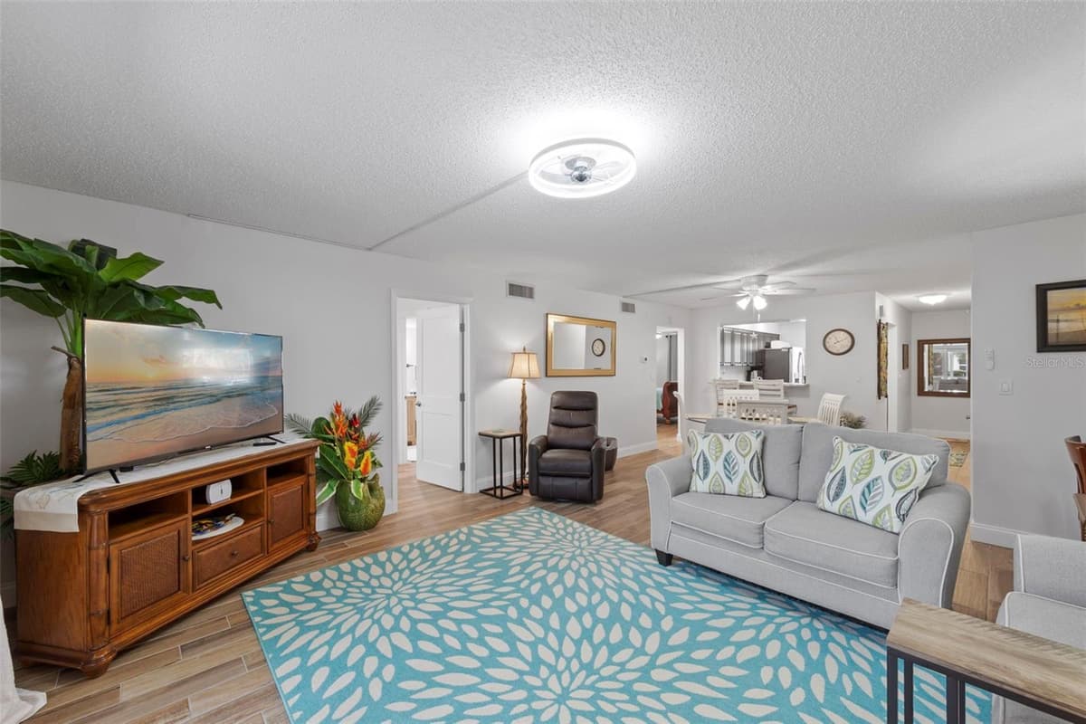 7104 NANTUCKET CIRCLE — photo 5 of 33
