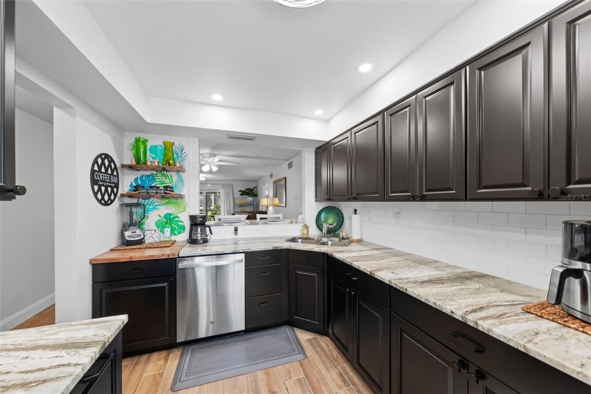 7104 NANTUCKET CIRCLE — photo 6 of 33