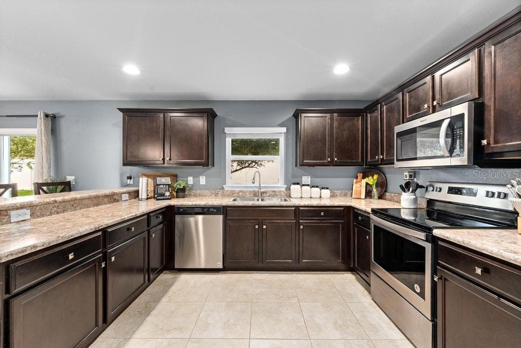 10427 RIVERCREST DRIVE — photo 3 of 32