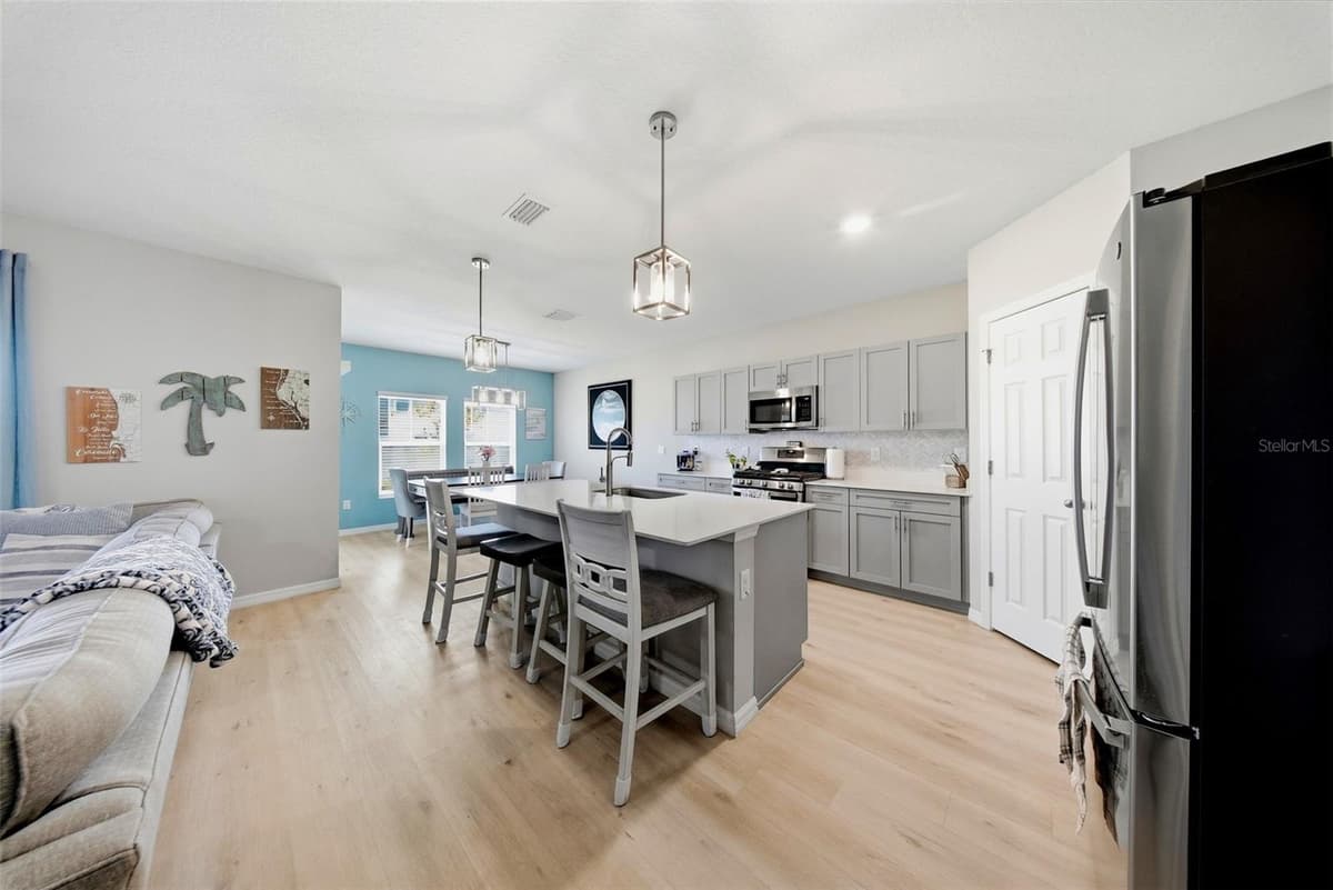 12953 CAMARILLO PLACE — photo 8 of 42