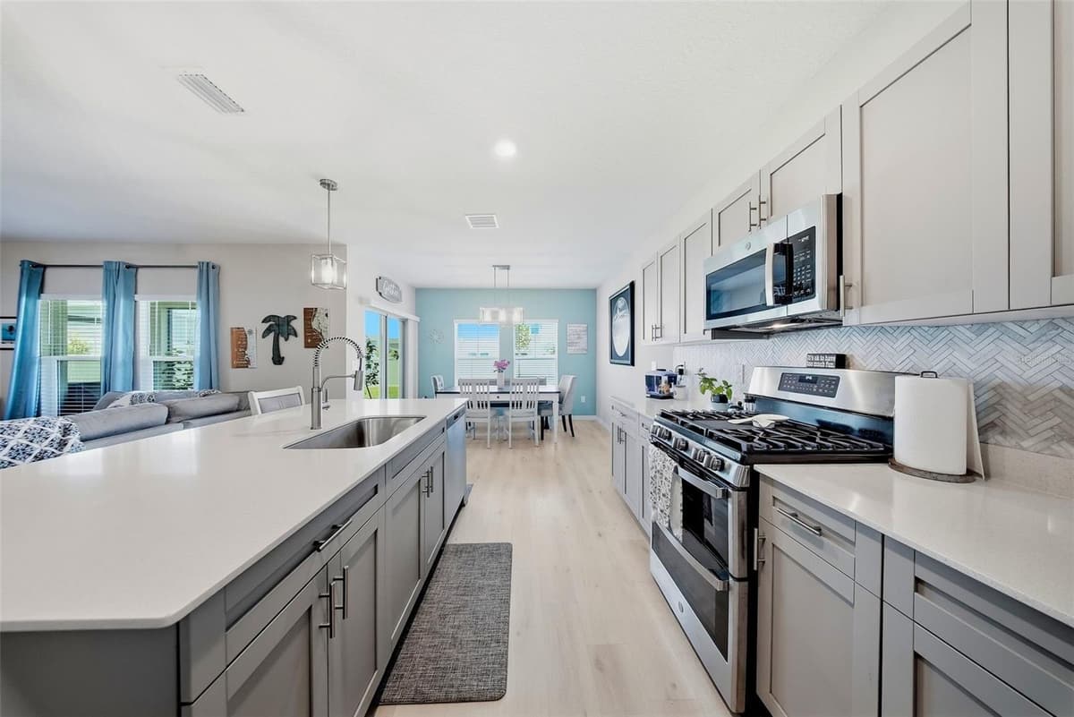 12953 CAMARILLO PLACE — photo 12 of 42