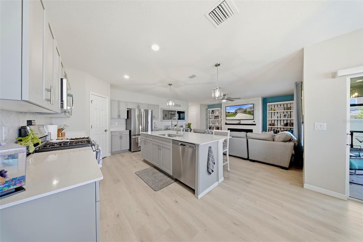 12953 CAMARILLO PLACE — photo 11 of 42