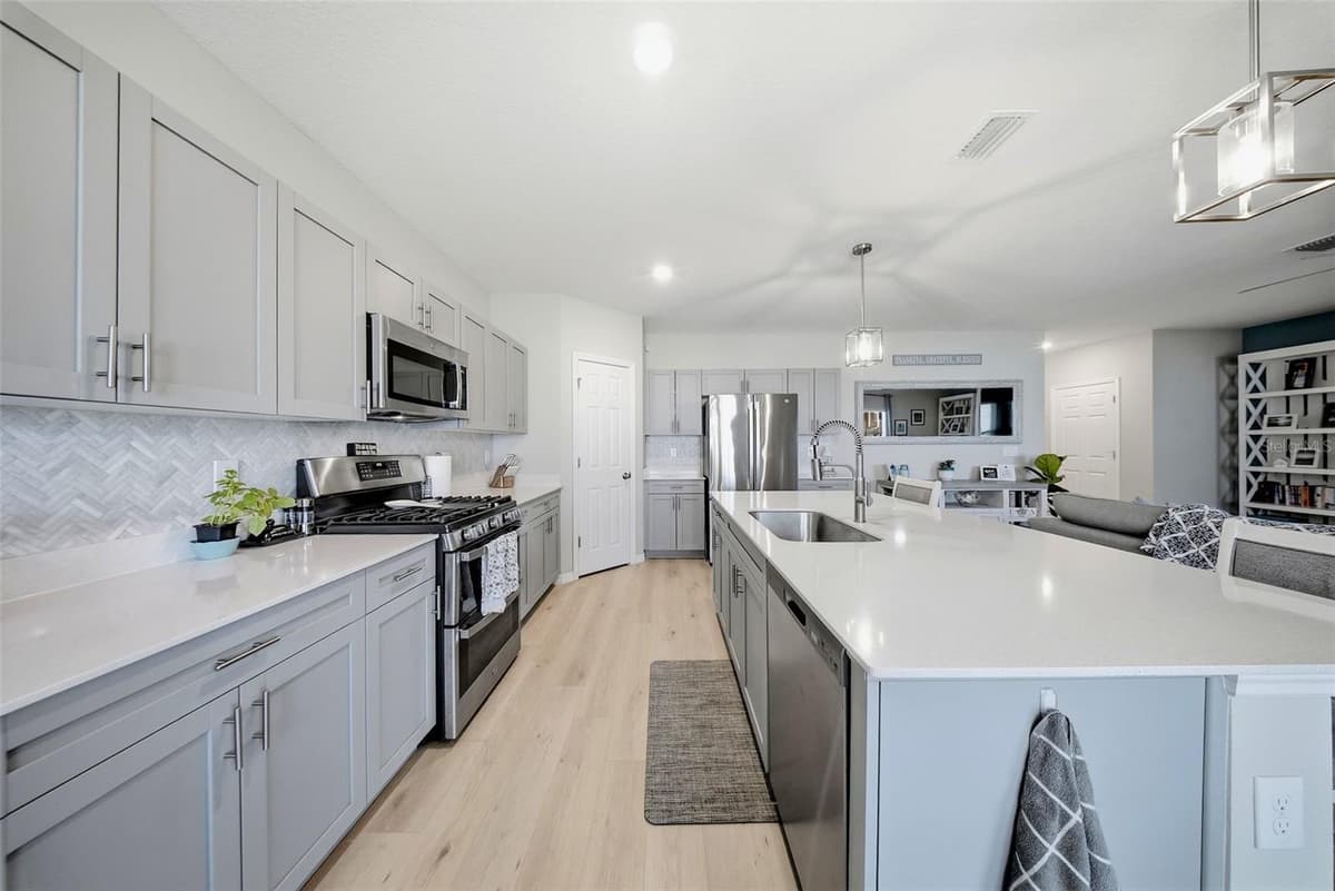12953 CAMARILLO PLACE — photo 10 of 42