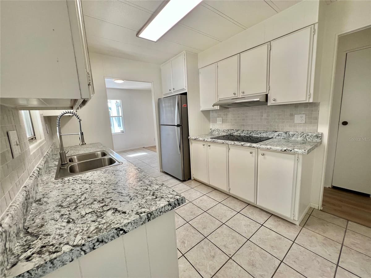 222 HAWTHORNE BOULEVARD — photo 6 of 58