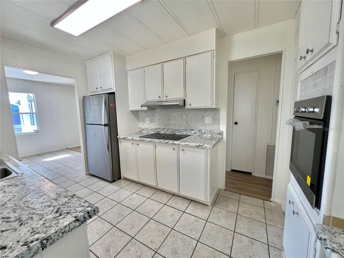 222 HAWTHORNE BOULEVARD — photo 24 of 58