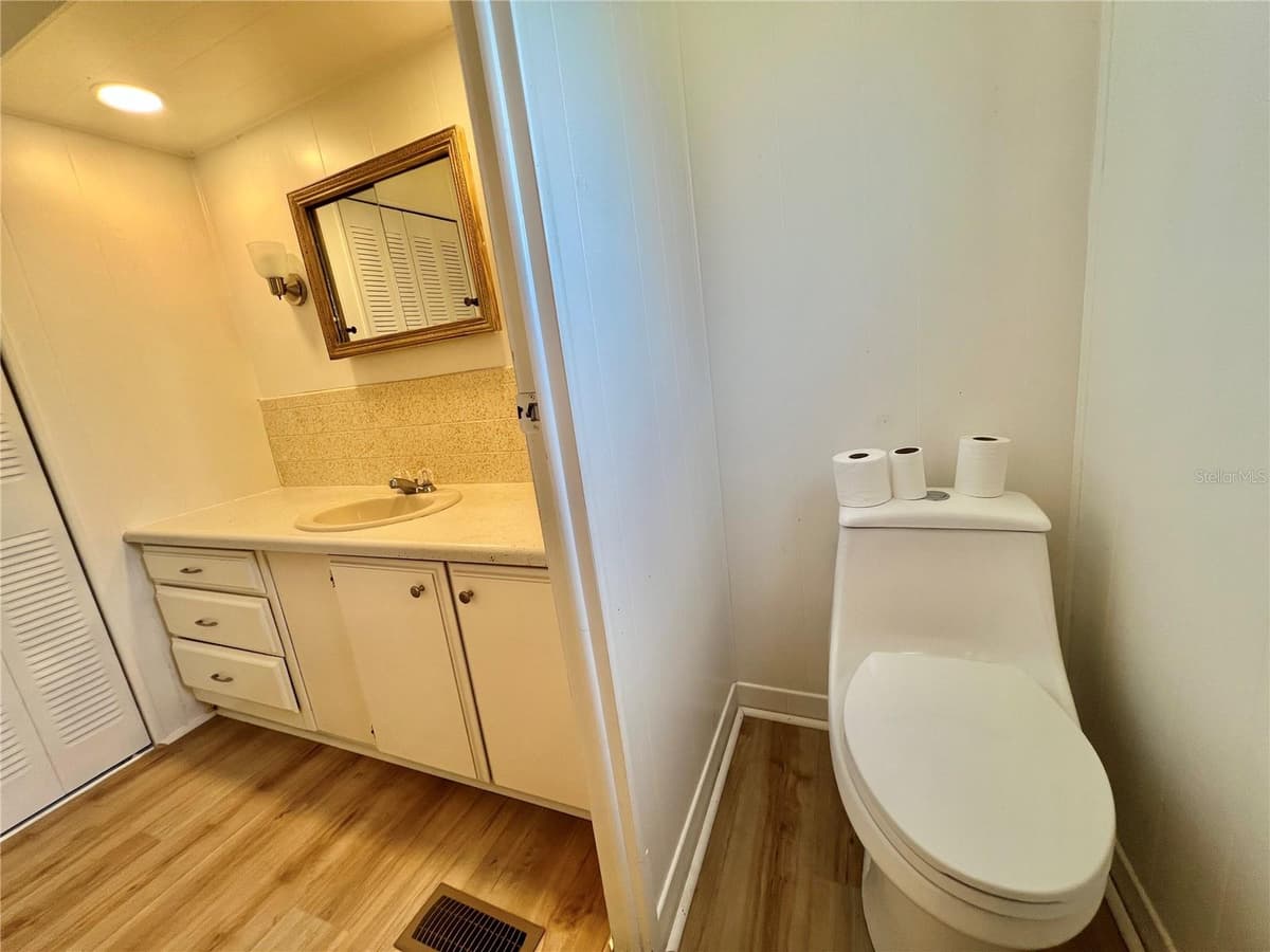222 HAWTHORNE BOULEVARD — photo 35 of 58
