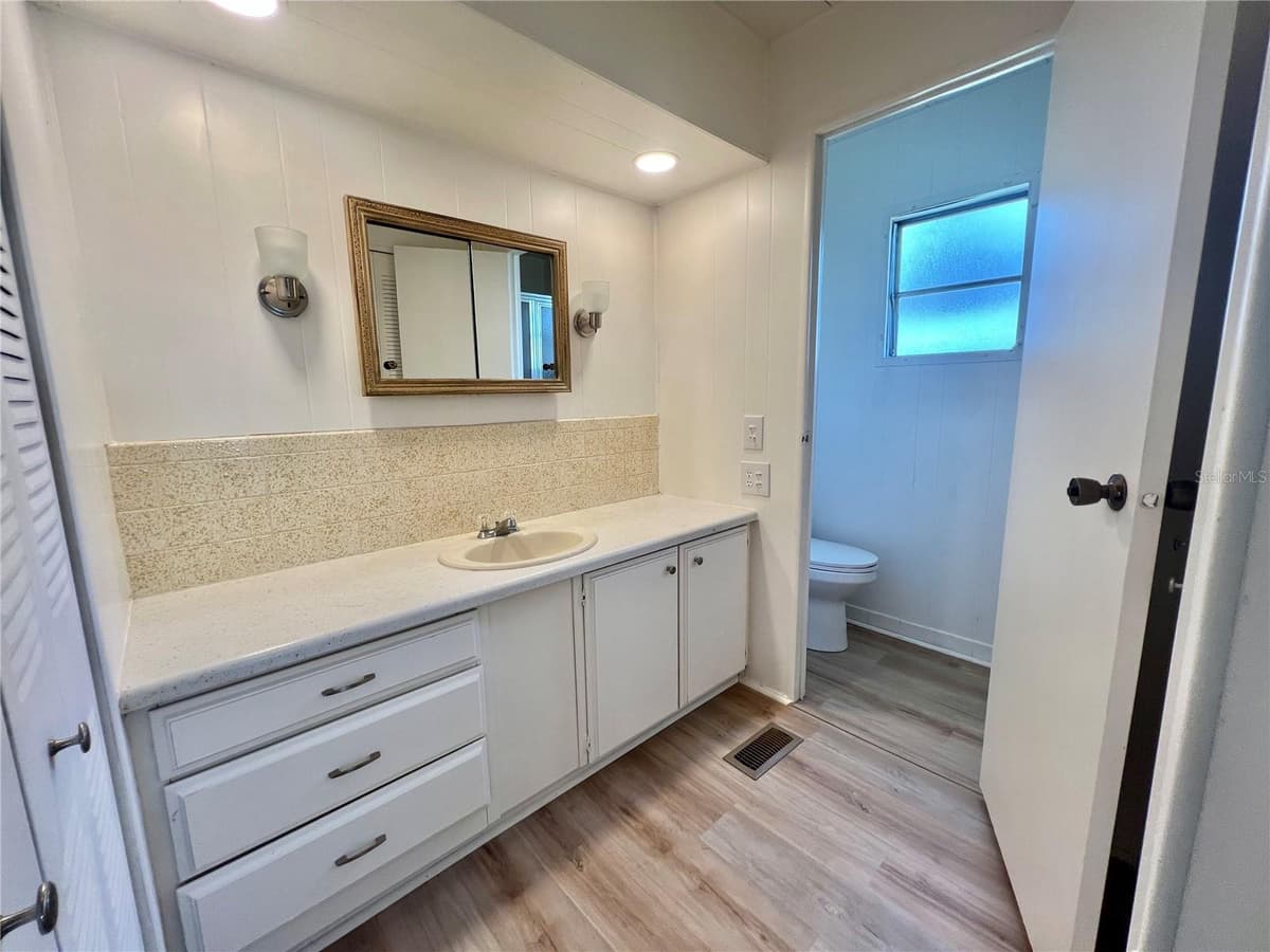 222 HAWTHORNE BOULEVARD — photo 31 of 58