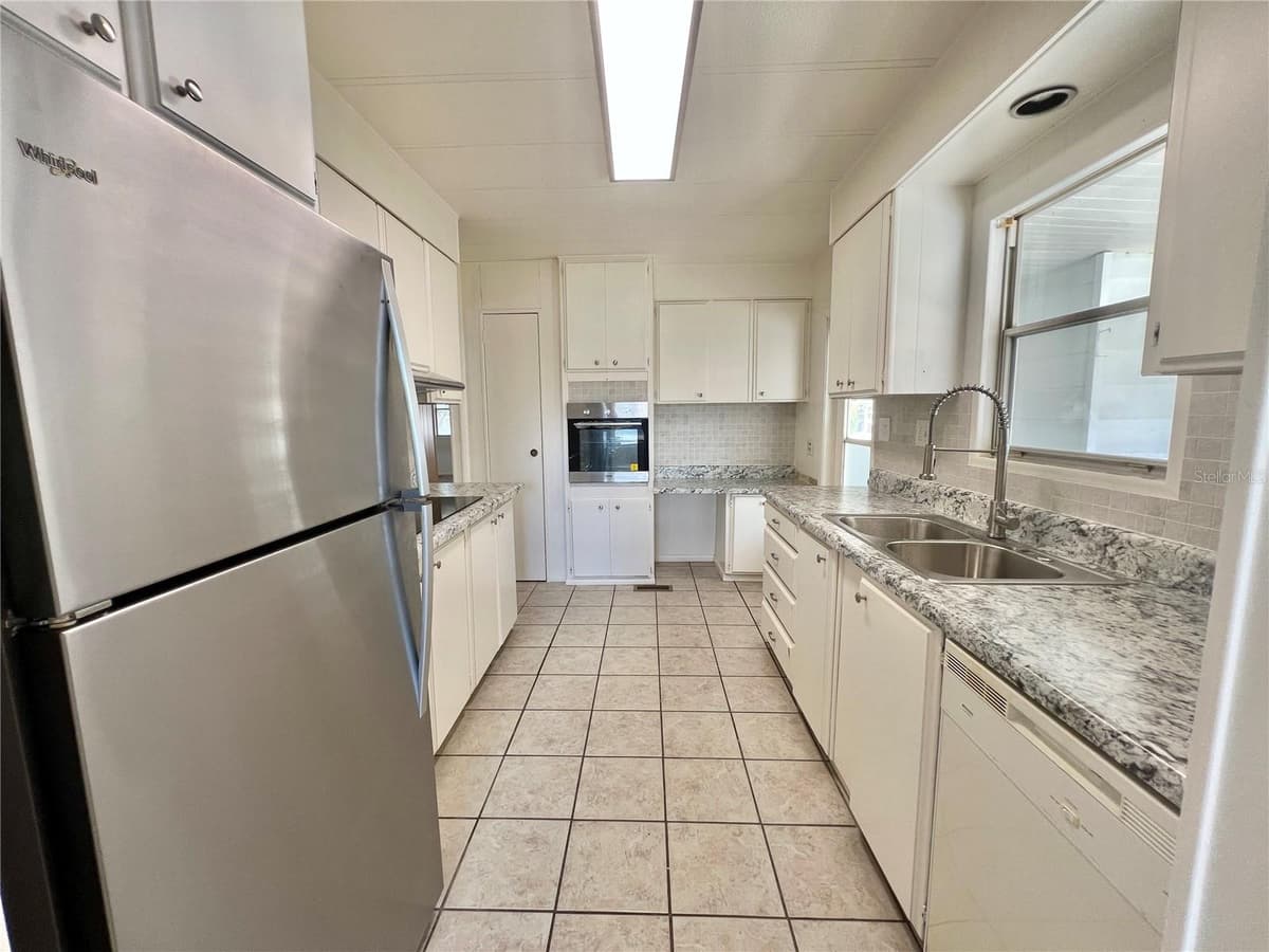 222 HAWTHORNE BOULEVARD — photo 20 of 58