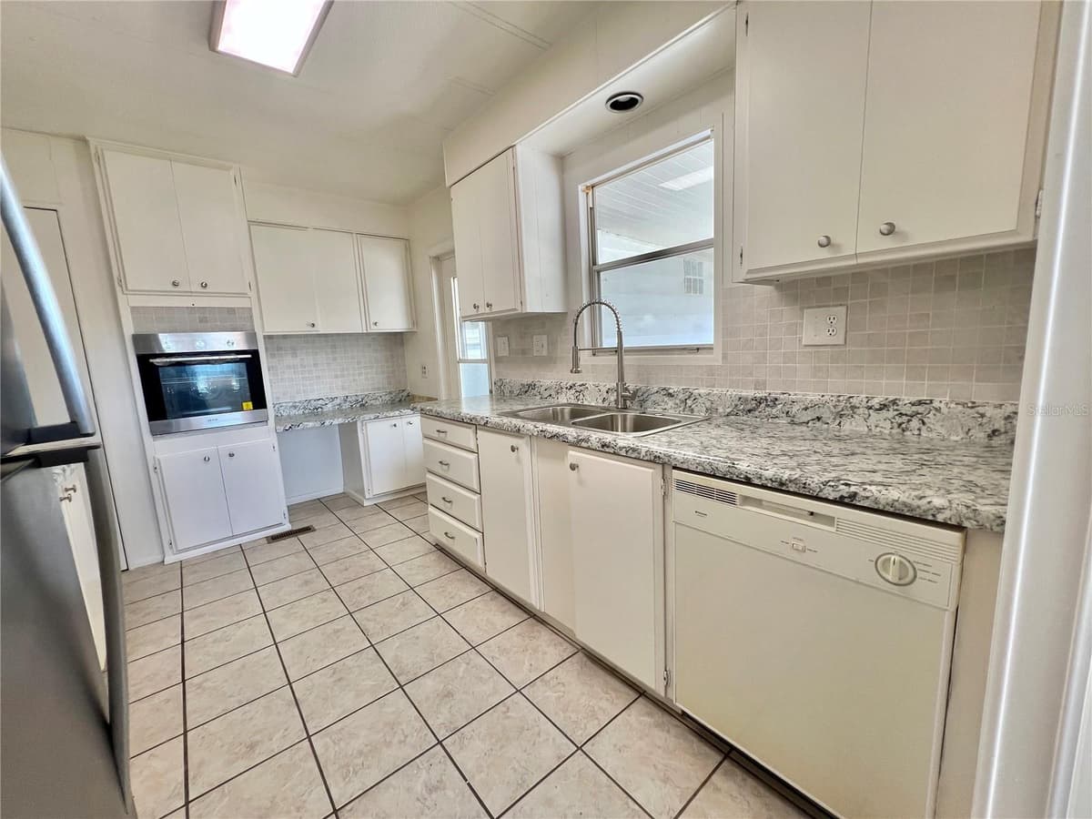 222 HAWTHORNE BOULEVARD — photo 21 of 58