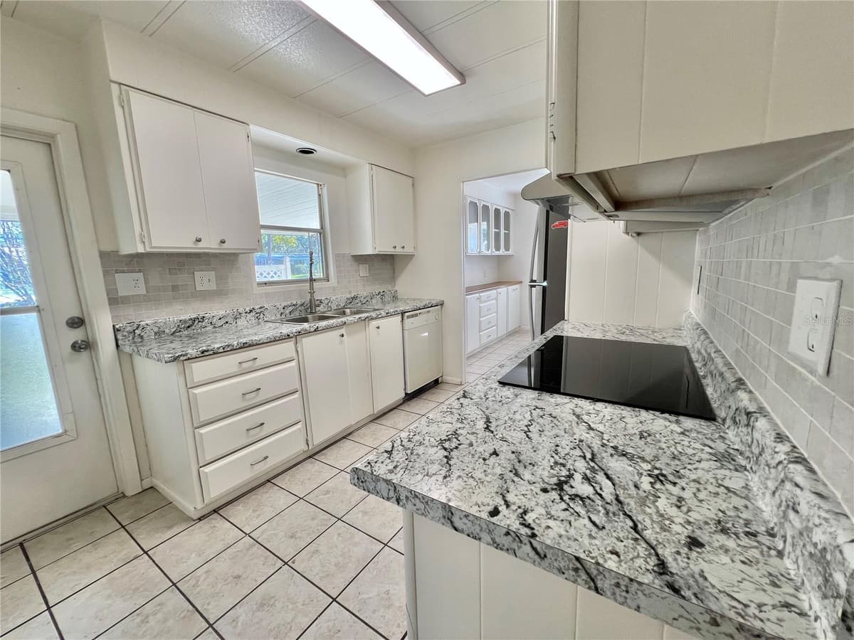 222 HAWTHORNE BOULEVARD — photo 25 of 58