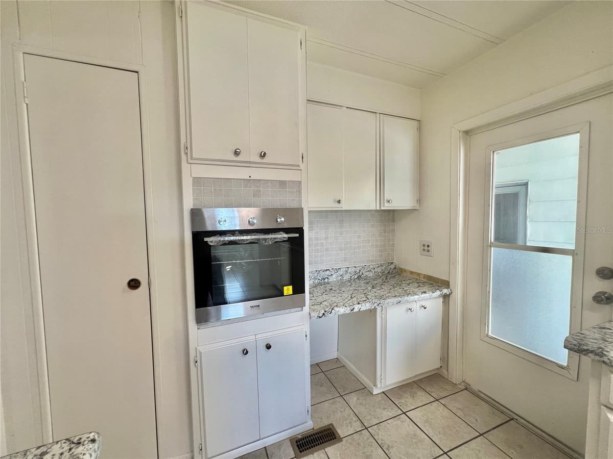 222 HAWTHORNE BOULEVARD — photo 23 of 58
