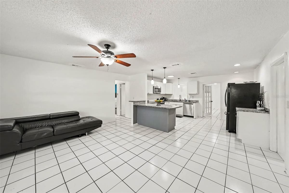 39443 8TH AVENUE — photo 4 of 25