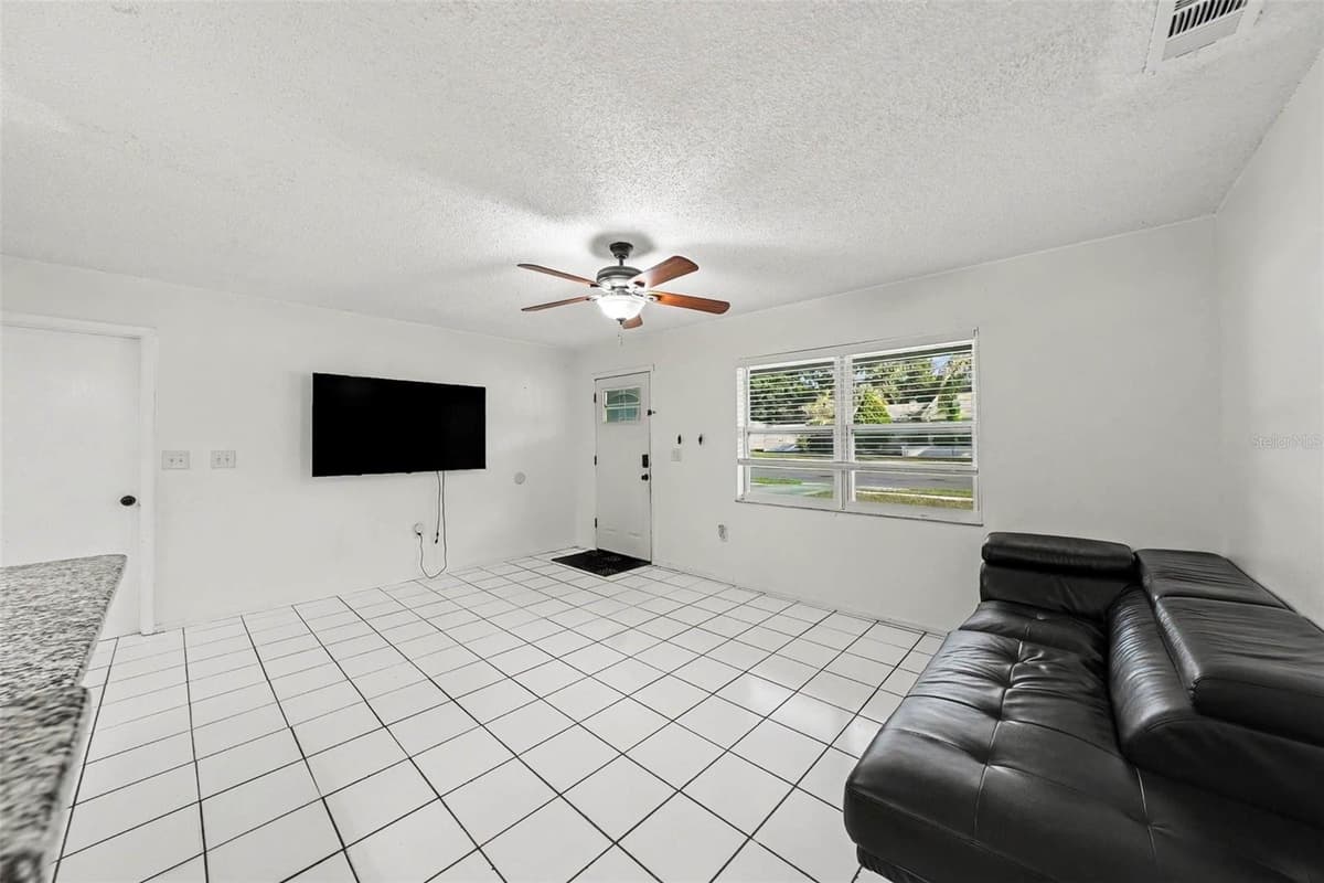 39443 8TH AVENUE — photo 3 of 25