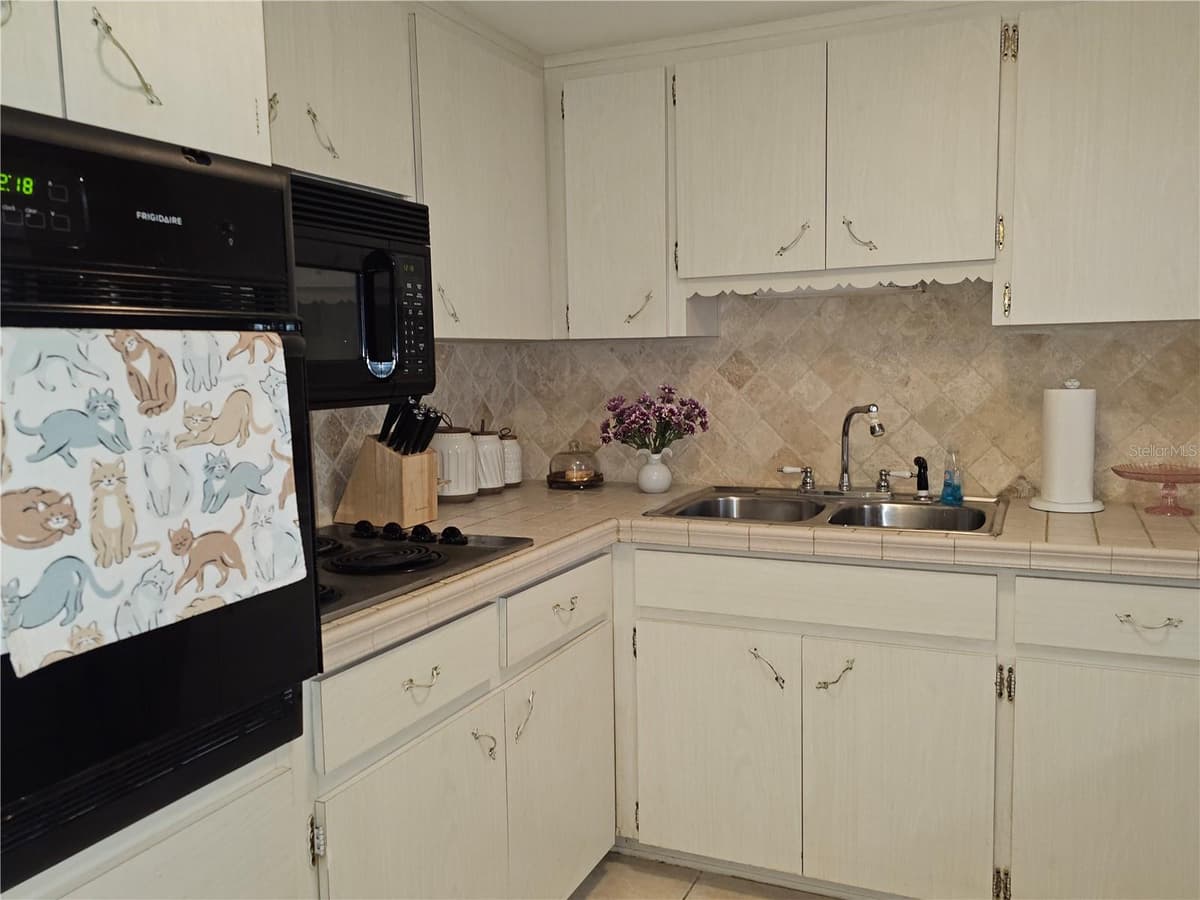 2458 COLUMBIA DRIVE — photo 10 of 76