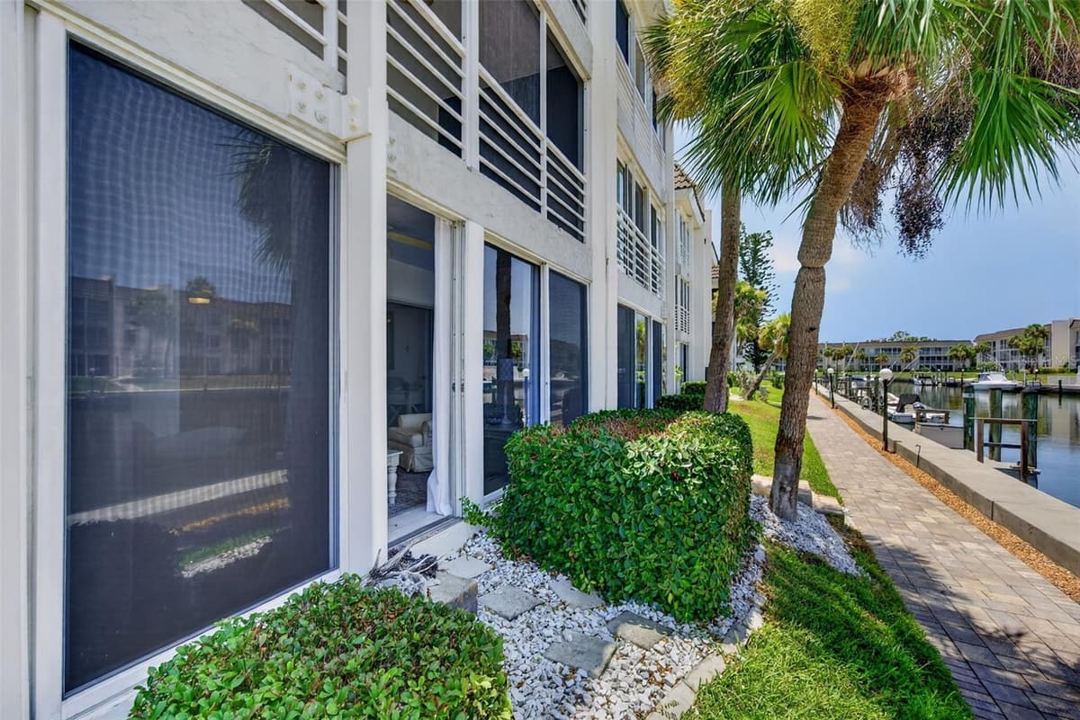 4390 EXETER DRIVE — photo 16 of 90