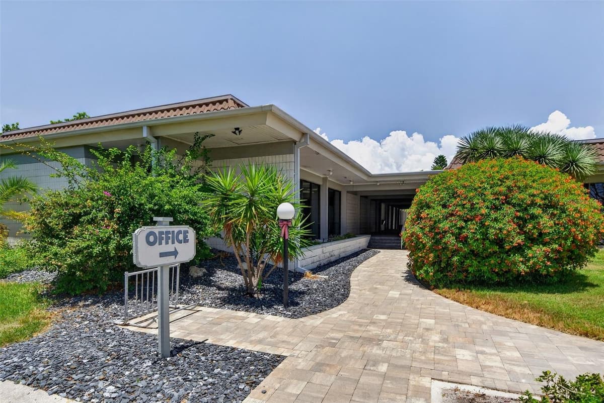 4390 EXETER DRIVE — photo 41 of 90