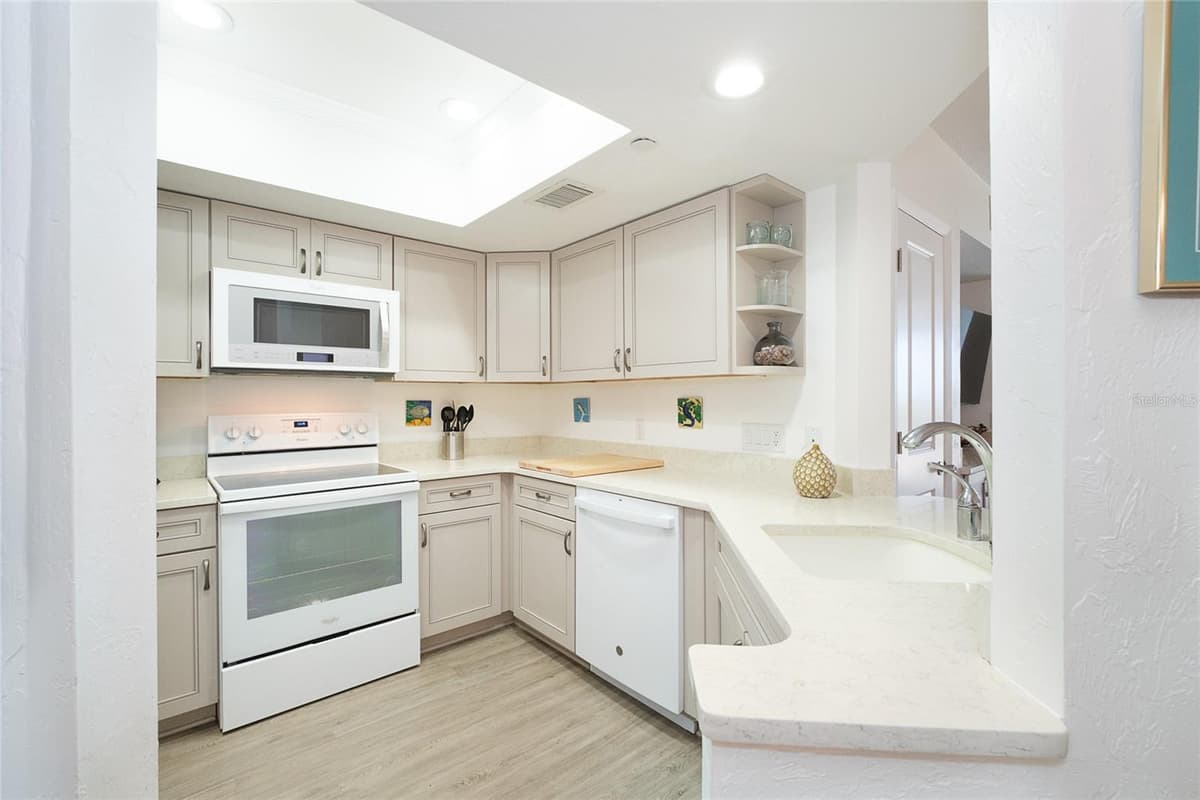 7462 PALM ISLAND DRIVE — photo 9 of 42