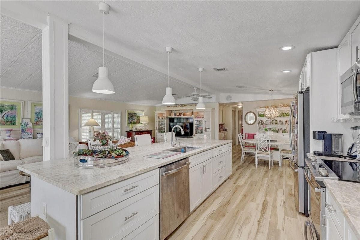 174 CLUBVIEW DRIVE — photo 11 of 44