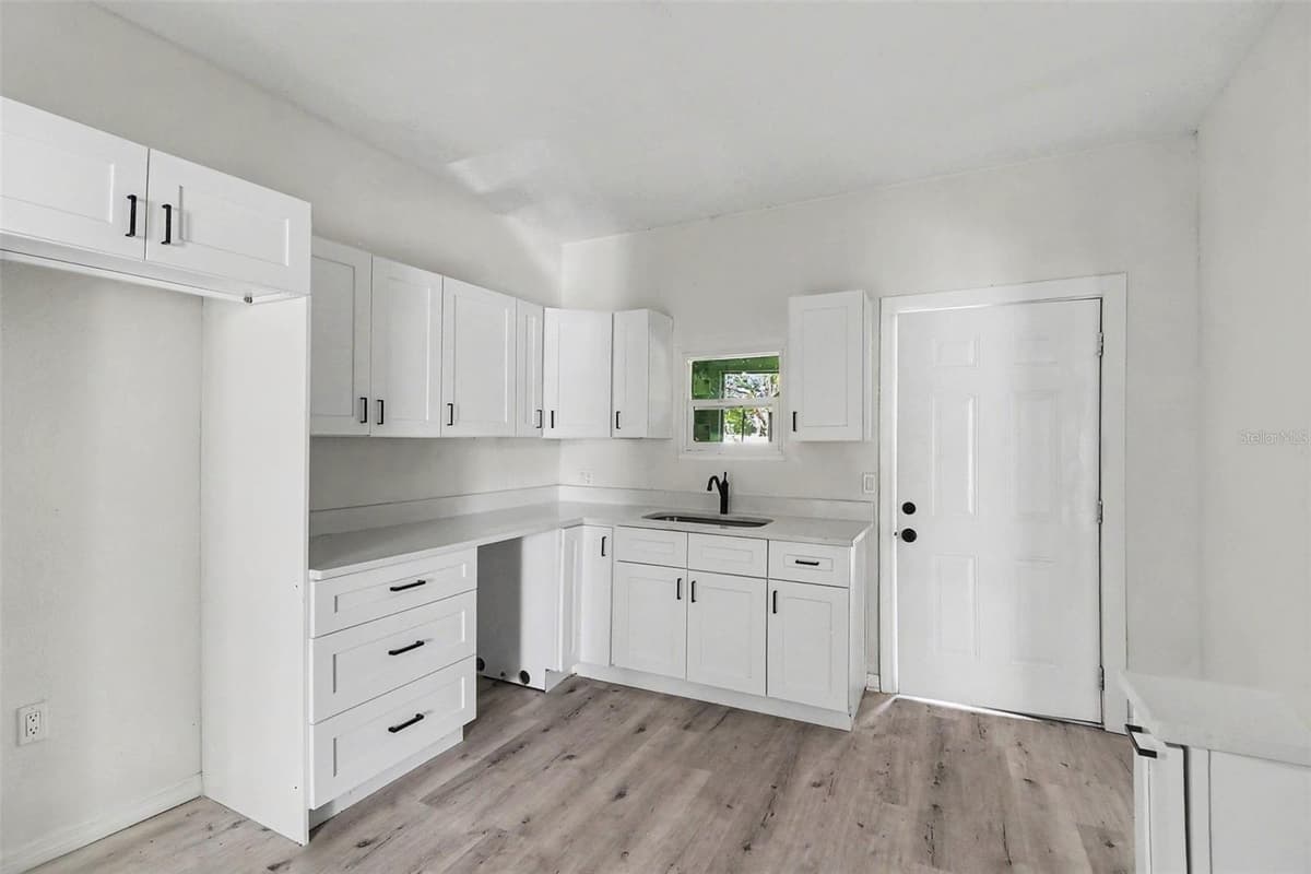 1515 INDIANA AVENUE — photo 9 of 26