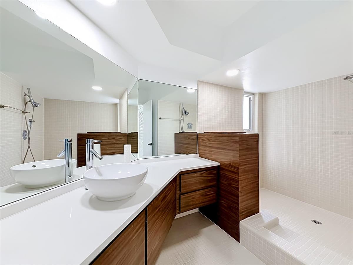 210 DOLPHIN POINT — photo 15 of 23