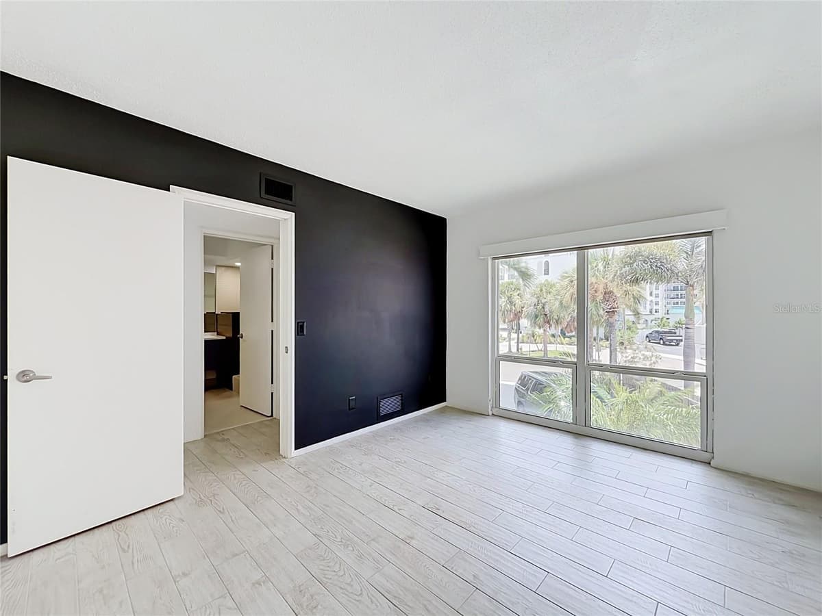 210 DOLPHIN POINT — photo 14 of 23
