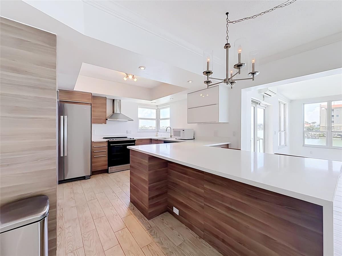 210 DOLPHIN POINT — photo 10 of 23