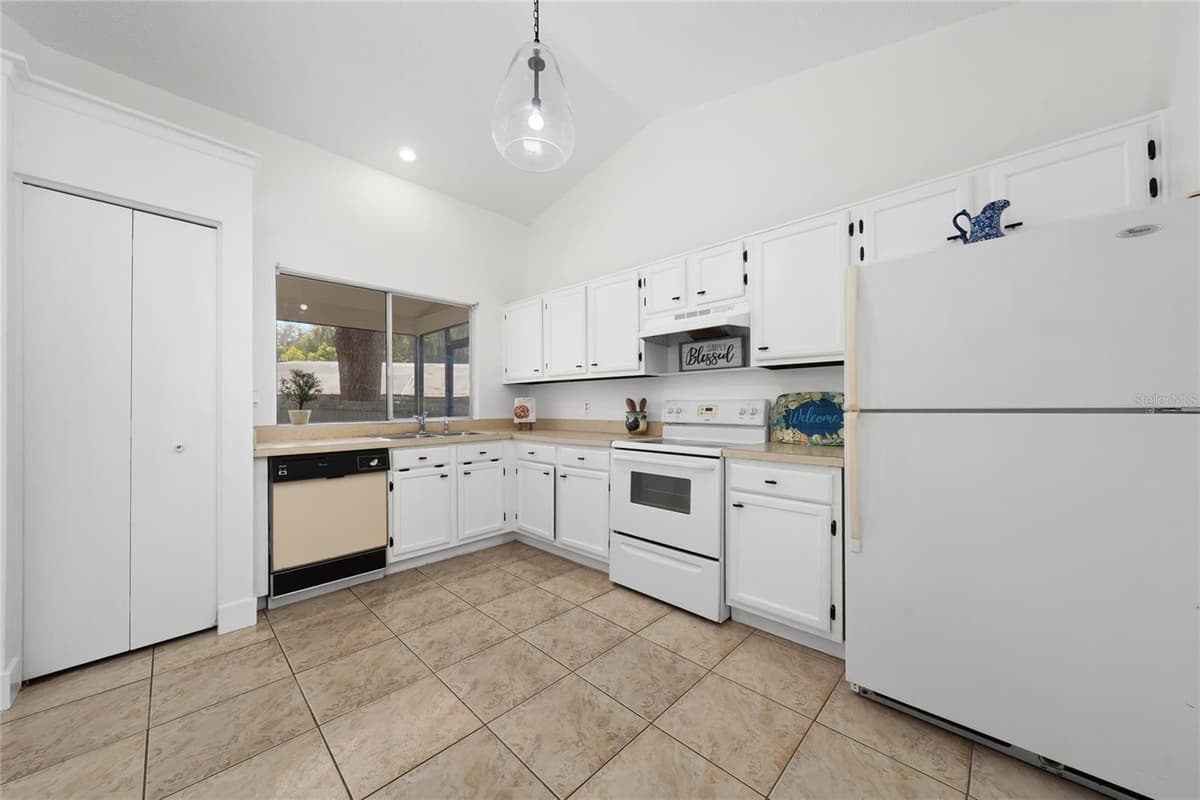 401 HAGER DRIVE — photo 5 of 38