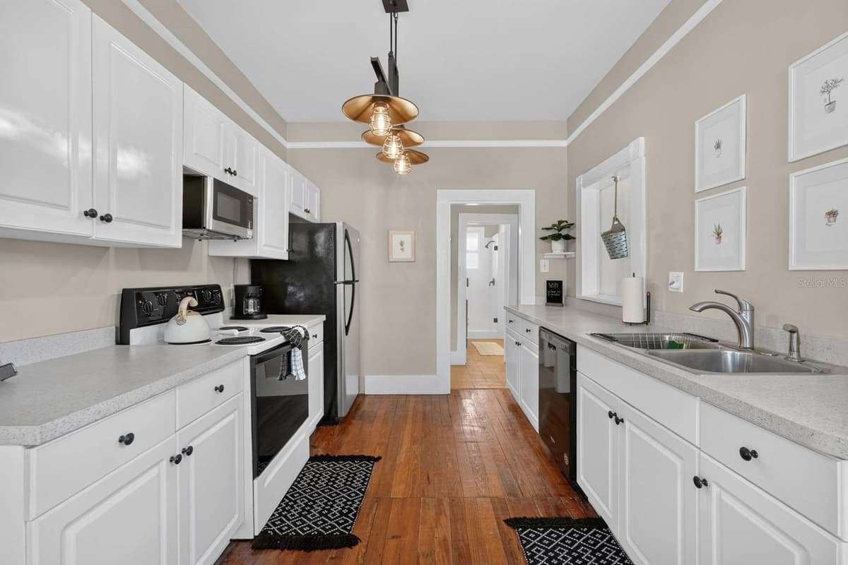 28 JOINER STREET — photo 17 of 44