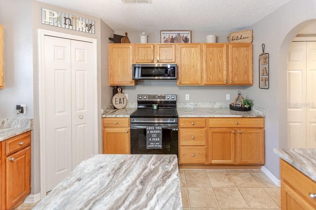 11083 MAYBIRD AVENUE — photo 15 of 89