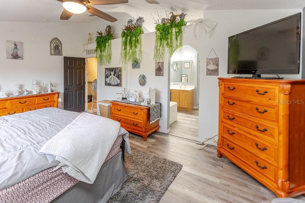 11083 MAYBIRD AVENUE — photo 40 of 89