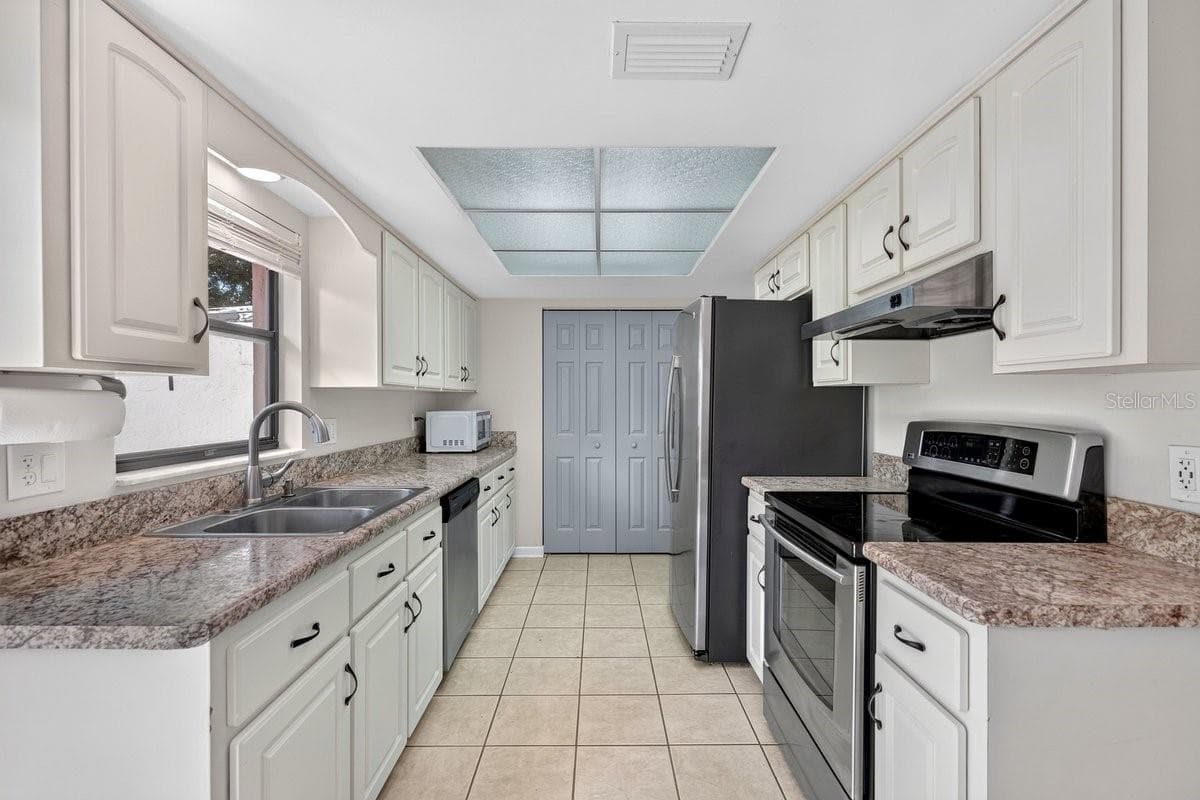 1004 EGRET COURT — photo 5 of 37