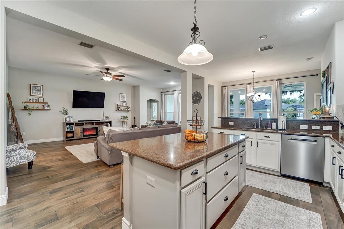 7136 DERWENT GLEN CIRCLE — photo 10 of 64