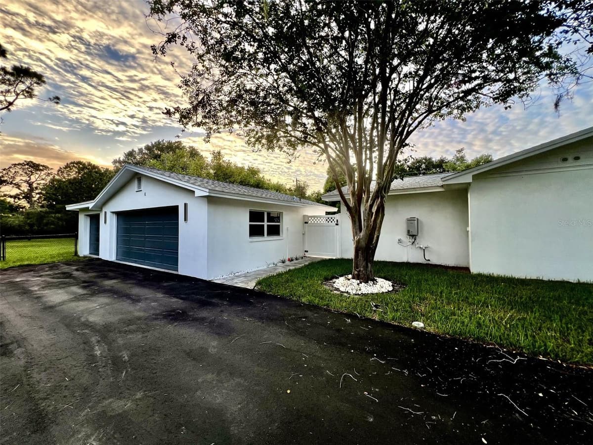 1646 ROBIN HOOD LANE — photo 44 of 49