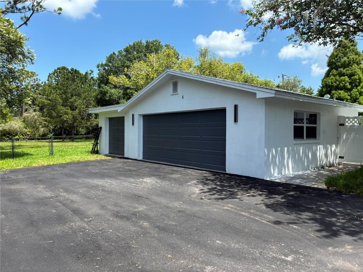 1646 ROBIN HOOD LANE — photo 43 of 49