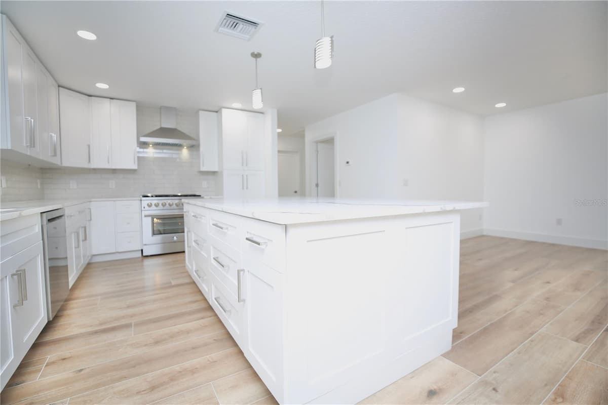 1646 ROBIN HOOD LANE — photo 14 of 49