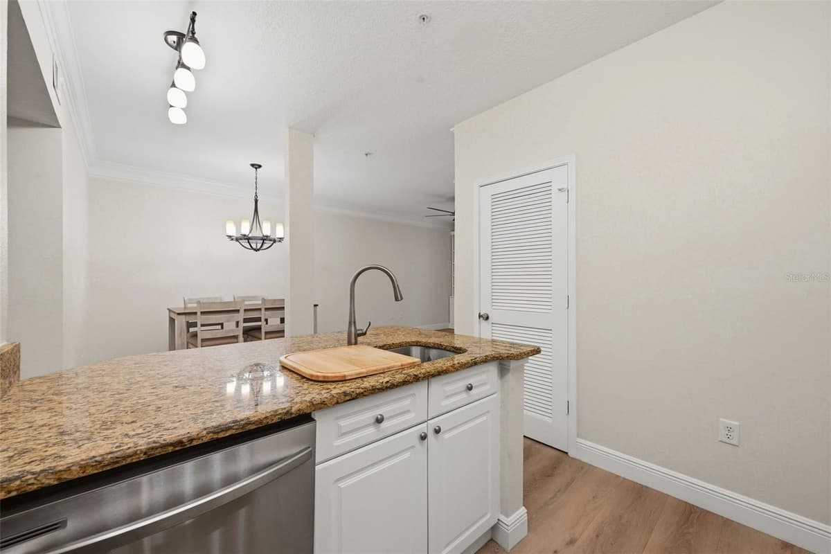 239 LONGVIEW AVENUE — photo 12 of 58