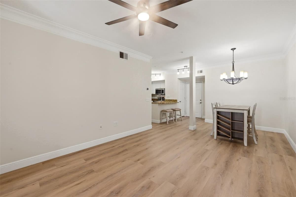 239 LONGVIEW AVENUE — photo 17 of 58