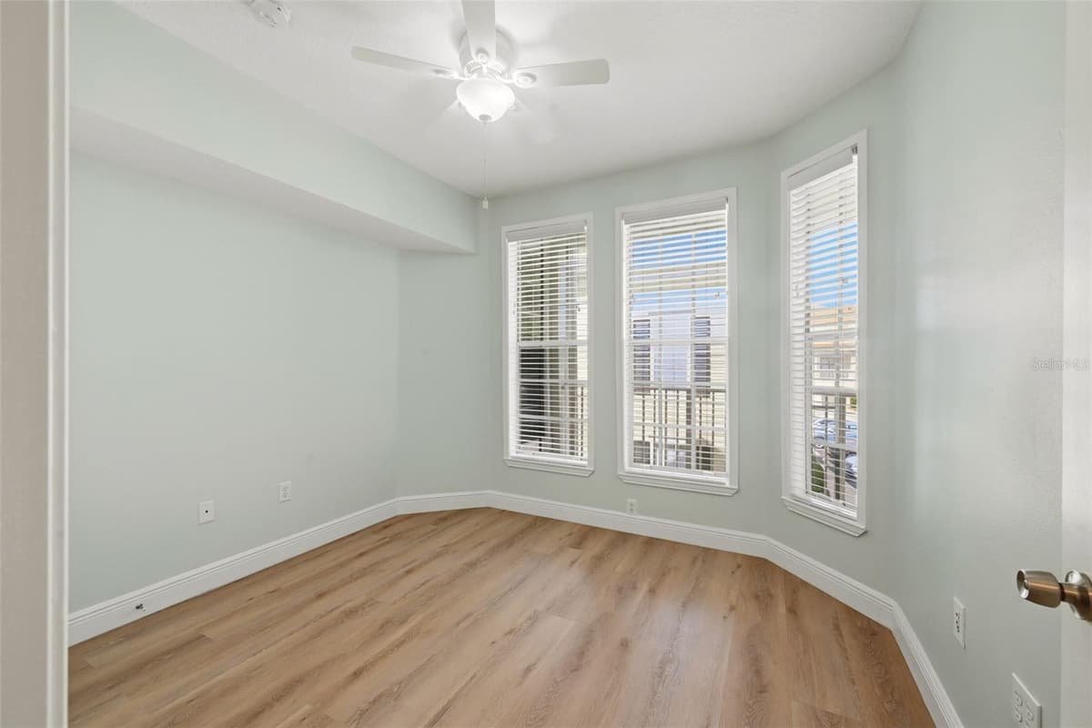 239 LONGVIEW AVENUE — photo 26 of 58