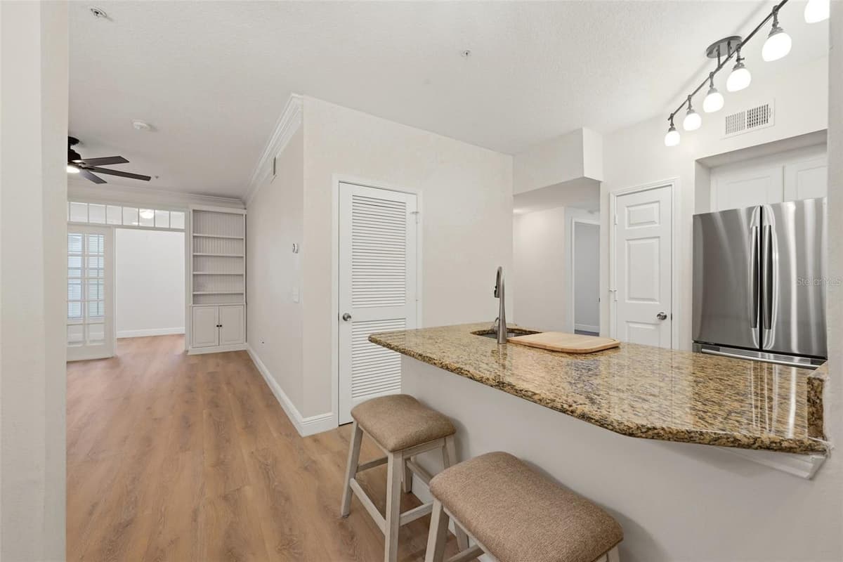 239 LONGVIEW AVENUE — photo 6 of 58