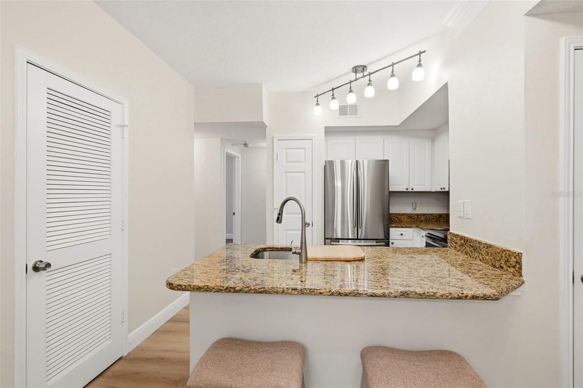 239 LONGVIEW AVENUE — photo 7 of 58