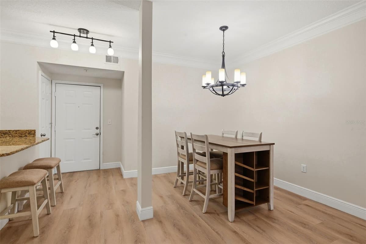 239 LONGVIEW AVENUE — photo 19 of 58