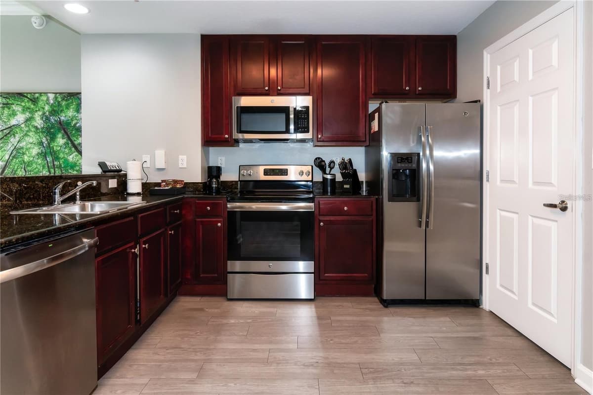 14501 GROVE RESORT AVENUE — photo 3 of 40