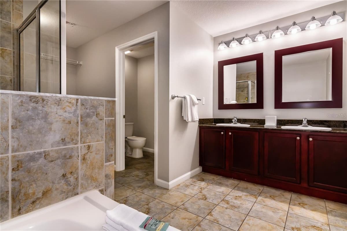 14501 GROVE RESORT AVENUE — photo 10 of 40