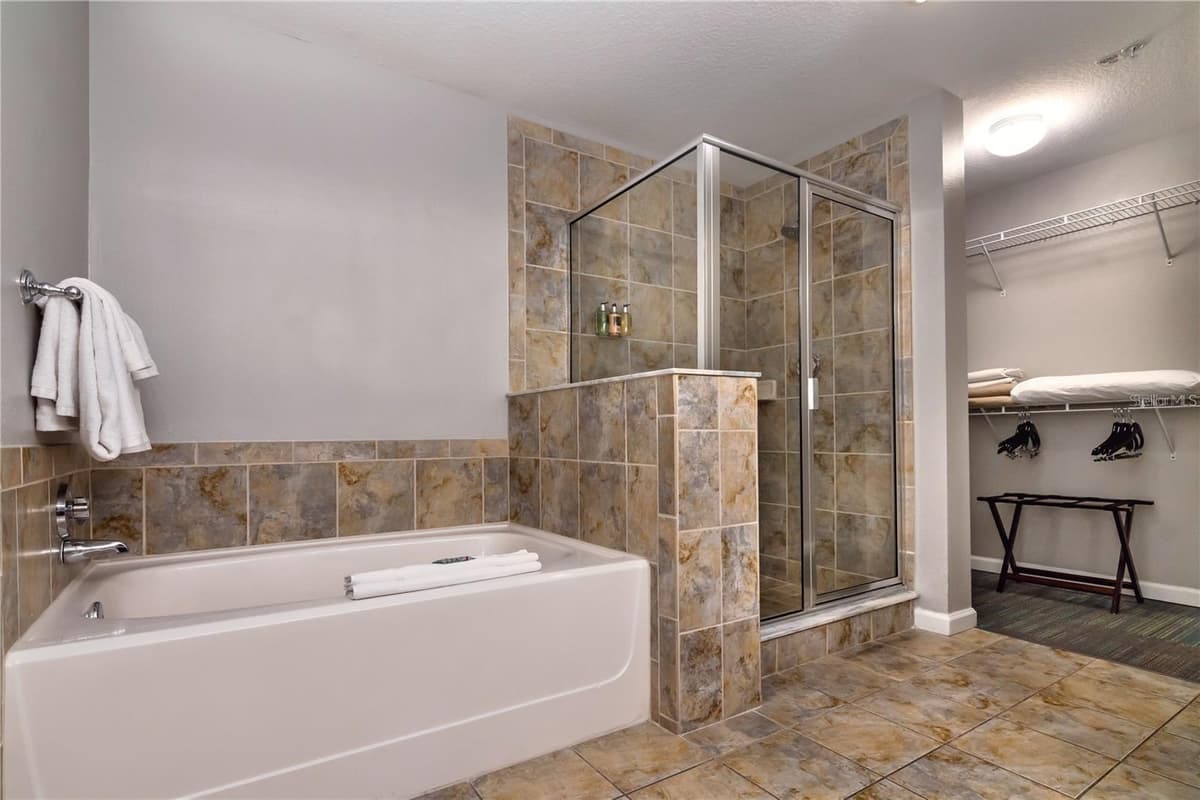 14501 GROVE RESORT AVENUE — photo 11 of 40